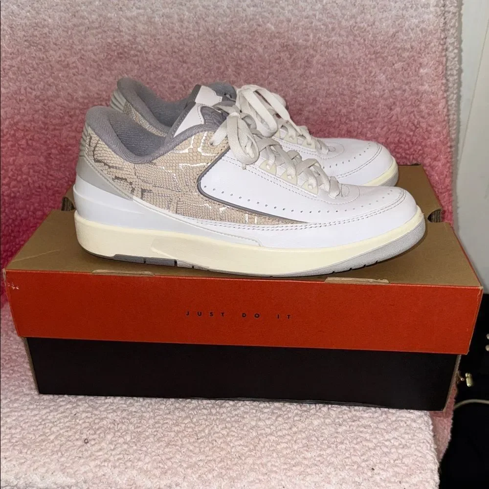 Air Jordan Retro 2 White Gray Athletic Shoes